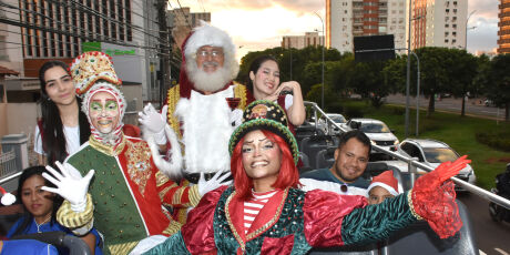 Papai Noel leva crianças de comunidade para iniciar celebrações de Natal 