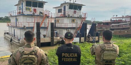 PF combate contrabando de combustível no Pantanal e confisca três embarcações