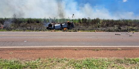 Carro com família bate de frente contra caminhão, capota e pega fogo na BR-376 em Ivinhema