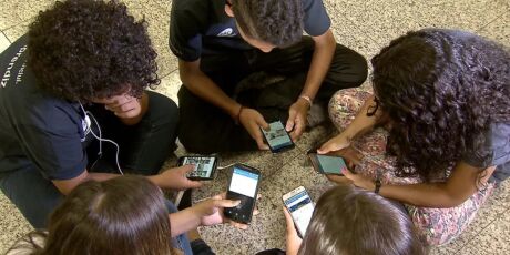 Senado aprova proibição de celular nas escolas; medida por valer para 2025