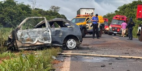 Acidente deixa carro em chamas e homem morre carbonizado na MS-276