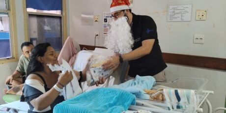 Recém nascidos recebem enxovais do Papai Noel em hospital de MS