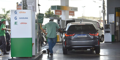 Gasolina d&aacute; primeiro sinal de queda ap&oacute;s in&iacute;cio da guerra no Ir&atilde; 