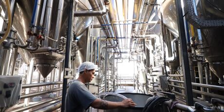 CNI: Juros, baixa demanda e alta das importa&ccedil;&otilde;es seguraram crescimento da ind&uacute;stria em 2025