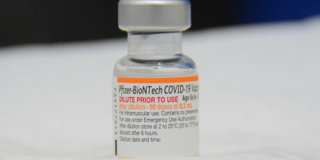 Ap&oacute;s cinco anos de vacina&ccedil;&atilde;o, covid recua, mas ainda preocupa