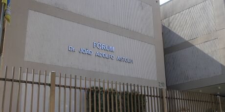 Homem que obrigou mulher a ficar nua durante roubo &eacute; condenado por estupro