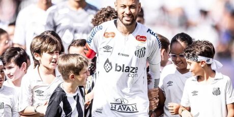 Pai de Neymar revela que atacante pensou em desistir do futebol ap&oacute;s les&atilde;o: 'Por mim, j&aacute; deu'