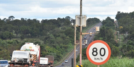 Novos radares da BR-163 fiscalizam velocidade m&eacute;dia em MS
