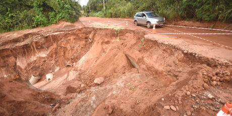 Com acumulado de quase 100 mm, chuva continua nesta segunda e preocupa autoridades