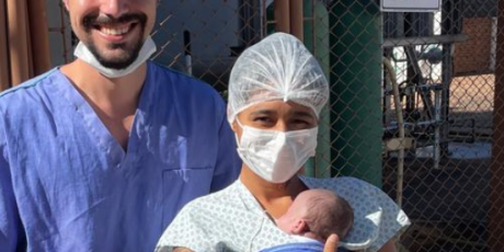 Bebê prematuro, que nasceu pesando apenas 400 gramas, faz seu primeiro passeio terapêutico