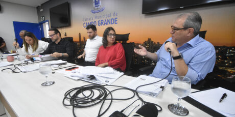 Depois de bate-boca, vereador cutuca que "de mentira, o consórcio entende"