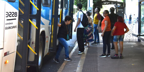 Frota de &ocirc;nibus refor&ccedil;ada e passe gratuito garantem transporte p&uacute;blico para o domingo