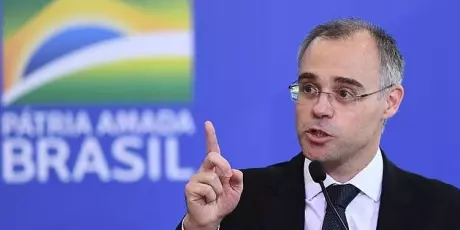 Ministro pede vista e condenação de desembargador pode prescrever