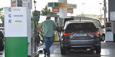 Queda no preço da gasolina deve conter alta da inflação