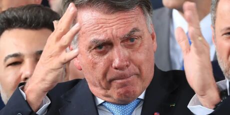 Jair Bolsonaro segue internado e adia ida para pris&atilde;o