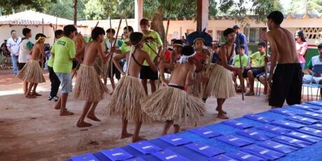 Alunos ind&iacute;genas de MS ganham celulares apreendidos em pres&iacute;dios