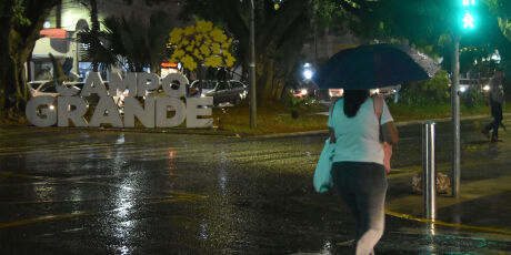 Chuva derruba temperatura em dez graus na Capital