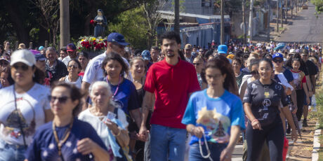 Prociss&atilde;o de Nossa Senhora Aparecida re&uacute;ne fieis em Campo Grande