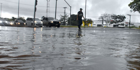 Chuva forte causa alagamento perto do cemit&eacute;rio S&atilde;o Sebasti&atilde;o, no bairro Coronel Antonino 