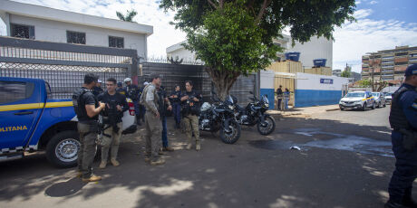 Com agentes federais e c&atilde;es farejadores, megaopera&ccedil;&atilde;o apreende um papelote de maconha