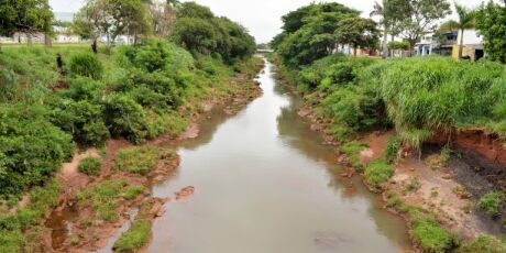 Corpo &eacute; retirado de c&oacute;rrego em estado de decomposi&ccedil;&atilde;o em Campo Grande