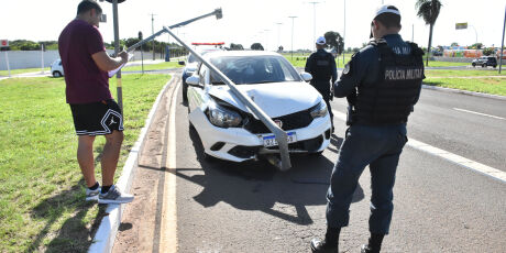 Preju&iacute;zo por poste derrubado beira R$8 mil e custo pode sair do bolso do consumidor