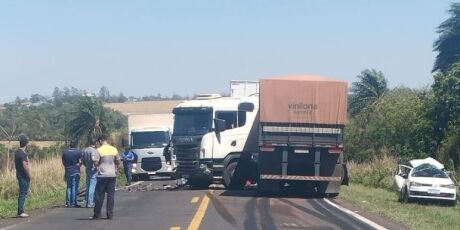 Acidente entre 4 ve&iacute;culos causa uma morte e bloqueia a BR-163