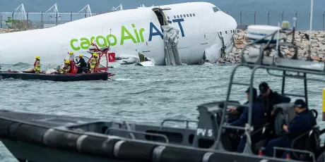 Avi&atilde;o cargueiro cai no mar durante pouso no Aeroporto de Hong Kong