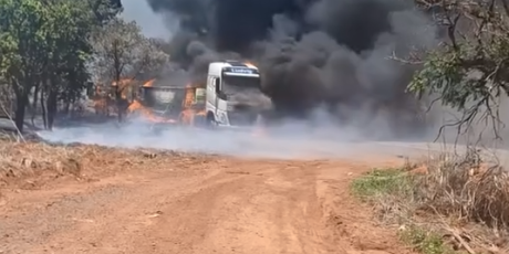 Mais uma carreta pega fogo na BR-262 e congestiona o tr&aacute;fego