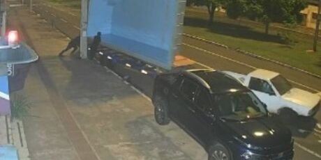 Homens furtam piscina em plena Avenida Afonso Pena