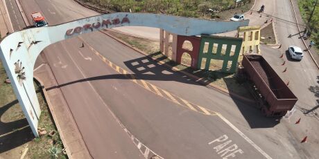 Carreta carregada de min&eacute;rio danifica parte do Portal de Entrada de Corumb&aacute;