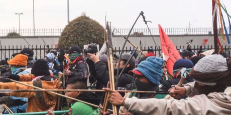 Quatro policiais s&atilde;o feridos por flechas em protestos contra os EUA na Col&ocirc;mbia