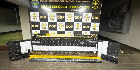 Pol&iacute;cia Militar apreende quase 500 celulares em compartimentos ocultos de carreta bitrem