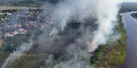 Grande inc&ecirc;ndio no Pantanal chega &agrave;s margens de Corumb&aacute; e cobre cidade com fuma&ccedil;a