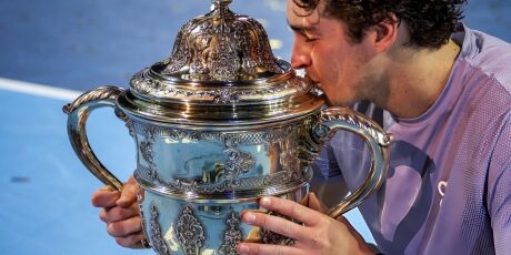 Jo&atilde;o Fonseca dedica t&iacute;tulo &agrave; m&atilde;e; 'Ser&aacute; o pr&oacute;ximo Djokovic', diz rival 