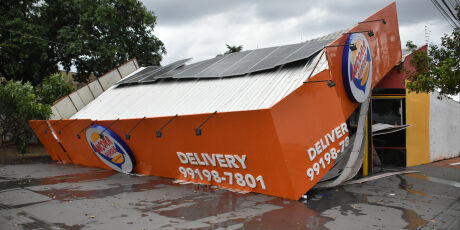 Em menos de uma hora, temporal derruba &aacute;rvores e telhado de lanchonete em Campo Grande