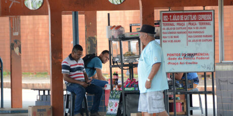 Em meio &agrave; 'ca&ccedil;a' de clandestinos, Agetran cancela autoriza&ccedil;&atilde;o para ambulantes em terminais