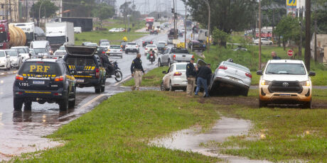 Alagamento trava o tr&acirc;nsito sob viaduto no anel vi&aacute;rio de Campo Grande