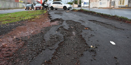 Enxurrada destr&oacute;i ciclovia um m&ecirc;s antes de ser inaugurada