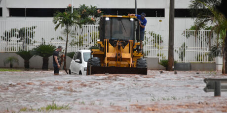M&atilde;e e filha ficam presas dentro do carro em meio a alagamento