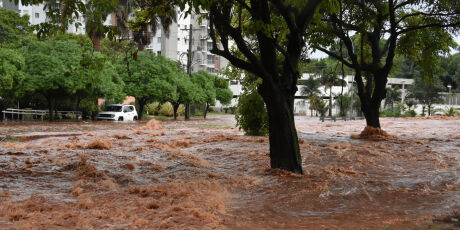 Chuva de 41 mil&iacute;metros causa mais estragos e derruba temperatura em 6&deg;C