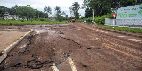 Prefeitura promete retomar tapa-buraco "com for&ccedil;a total" a partir de segunda
