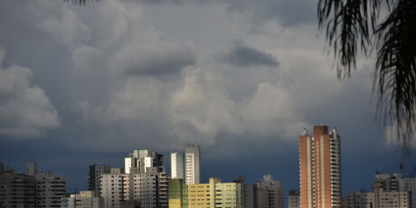 Fim de semana ter&aacute; calor de 40&deg;C, mas frente fria chega na segunda