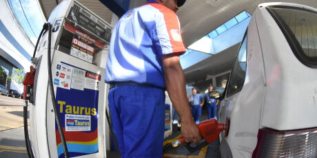 Donos de postos ignoram a Petrobras outra vez e pre&ccedil;o da gasolina sobe