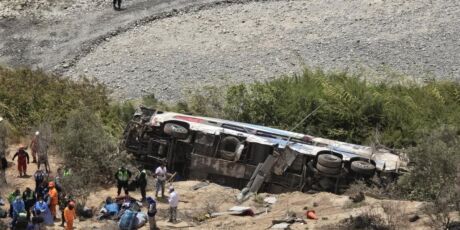 Acidente com ônibus deixa pelo menos 37 mortos no Peru