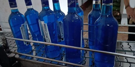 Funcion&aacute;rias s&atilde;o flagradas lavando garrafas em f&aacute;brica clandestina de bebidas alco&oacute;licas