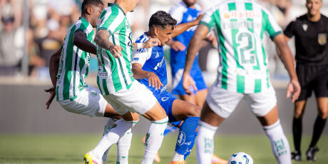 Cruzeiro trope&ccedil;a no Juventude em jogo fren&eacute;tico e perde chance de encostar nos l&iacute;deres