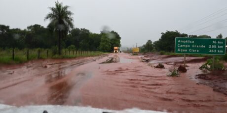 'Mais louco do Brasil' decreta calamidade p&uacute;blica por 'chuvas que vir&atilde;o'