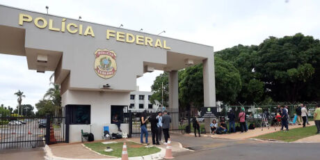 "Todo mundo sabe o que ele fez", diz Lula sobre pris&atilde;o de Bolsonaro