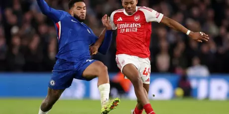 Chelsea se segura com um a menos e empata com o Arsenal em clássico tenso